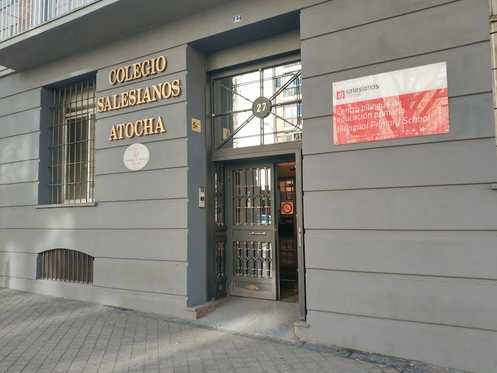 Entrada real del Colegio Salesianos Atocha, con el nombre del centro y el número 27